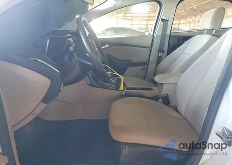 2016 Ford Focus Bev z USA, uszkodzony, nr VIN 1FADP3R46GL255819